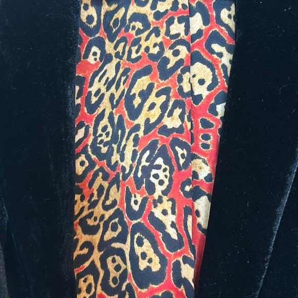 Anne Klein || Black Velvet Single Breasted Blazer with Leopard Print Lining; L - Picture 7 of 11